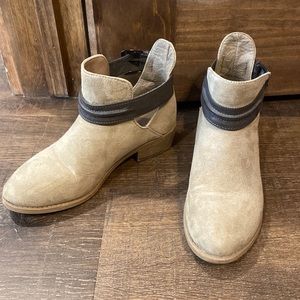 Size 6 ladies low bootie